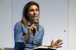 Qatargate: Parlamento europeo revoca immunità a Moretti, definita “voto politico” nella controversia.