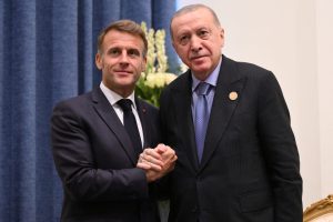 Erdogan a Macron: “La Turchia pronta a mediare per la pace tra Russia e Ucraina”