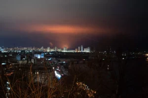 Attacchi russi su Kiev e Odessa: droni e missili colpiscono le città ucraine.