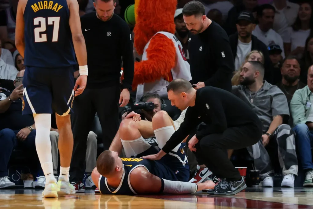 Jokic si infortuna al ginocchio nella sfida tra Cleveland e San Antonio.
