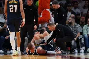 Jokic si infortuna al ginocchio nella sfida tra Cleveland e San Antonio.