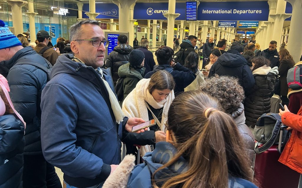 Eurostar sospende treni: disagi nel tunnel della Manica tra Londra e le capitali europee.