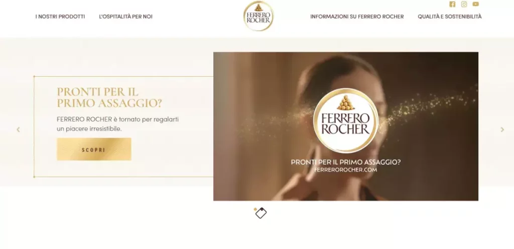 Ferrero Rocher accende il Natale con un albero luminoso in Piazza San Carlo a Milano.