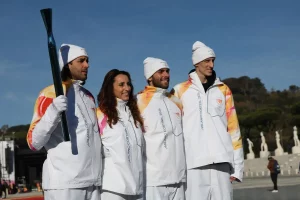 Fiamma di Milano-Cortina in viaggio: Roma accoglie la passione per i Giochi Olimpici.