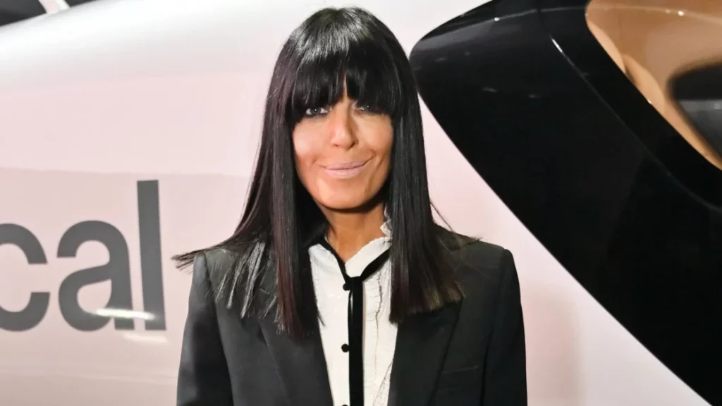 Claudia Winkleman celebra l’ultimo show di Strictly con leggings e blazer, ma con un tocco speciale.
