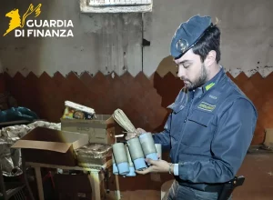 Sequestro di Artifici Pirotecnici a Napoli: Operazione dei Baschi Verdi NAPOLI (ITALPRESS)...