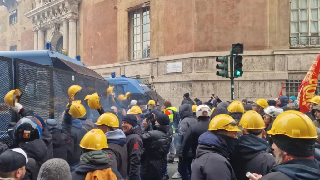 Tensioni a Genova: scontri al corteo dei lavoratori ex Ilva, presidio chiuso a Brignole.
