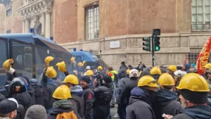 Tensioni a Genova: scontri al corteo dei lavoratori ex Ilva, presidio chiuso a Brignole.