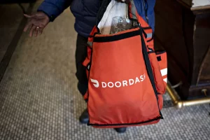 Donna Arrestata per Rifiuto di Cibo Deliverato da DoorDash Una donna è ora accusata di reati penali...