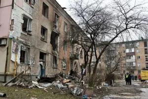 Attacco notturno russo: Kremenchuk sotto assalto, devastazione e paura tra la popolazione.