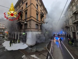 Incendio in centro a Torino: Vigili del Fuoco intervengono tempestivamente per domare le fiamme.