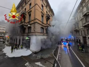Incendio in centro a Torino: Vigili del Fuoco intervengono tempestivamente per domare le fiamme.