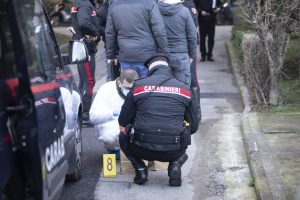 Tragedia a Milano: giovane donna trovata morta nel cortile, avviate indagini per omicidio.