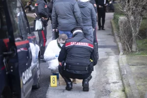 Tragedia a Milano: giovane donna trovata morta nel cortile, avviate indagini per omicidio.