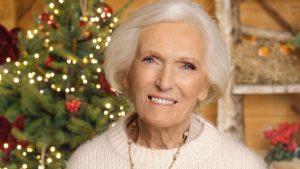 Mary Berry avvolta in maglione e sciarpa bianchi: un’iconica coccola invernale!