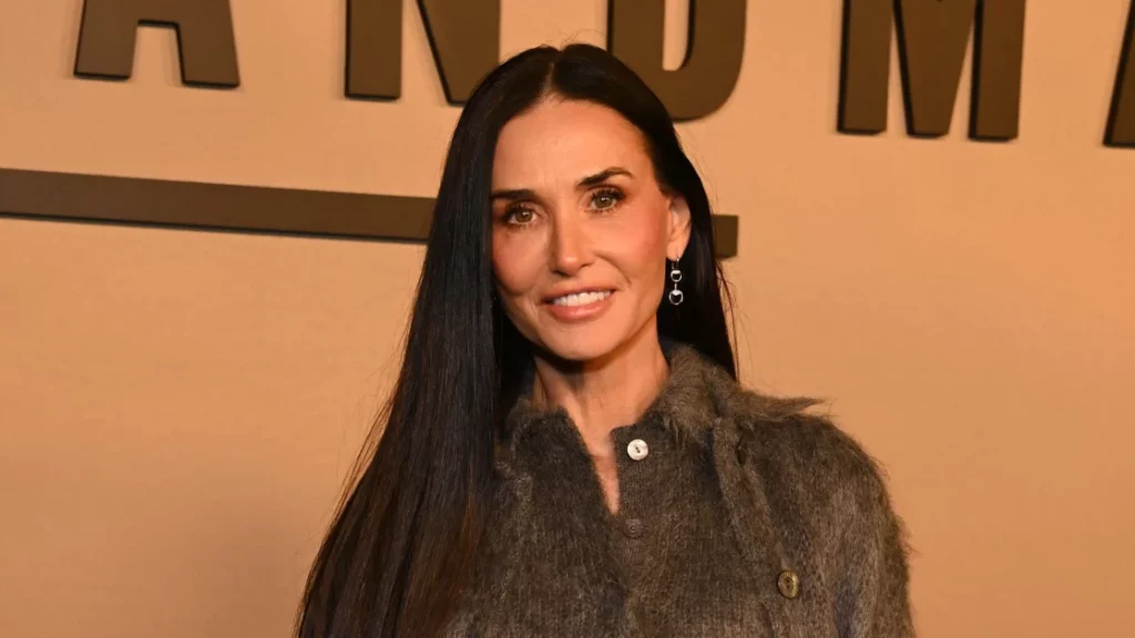 Demi Moore: la combinazione perfetta di gonna scintillante e maglione comodo per le feste.