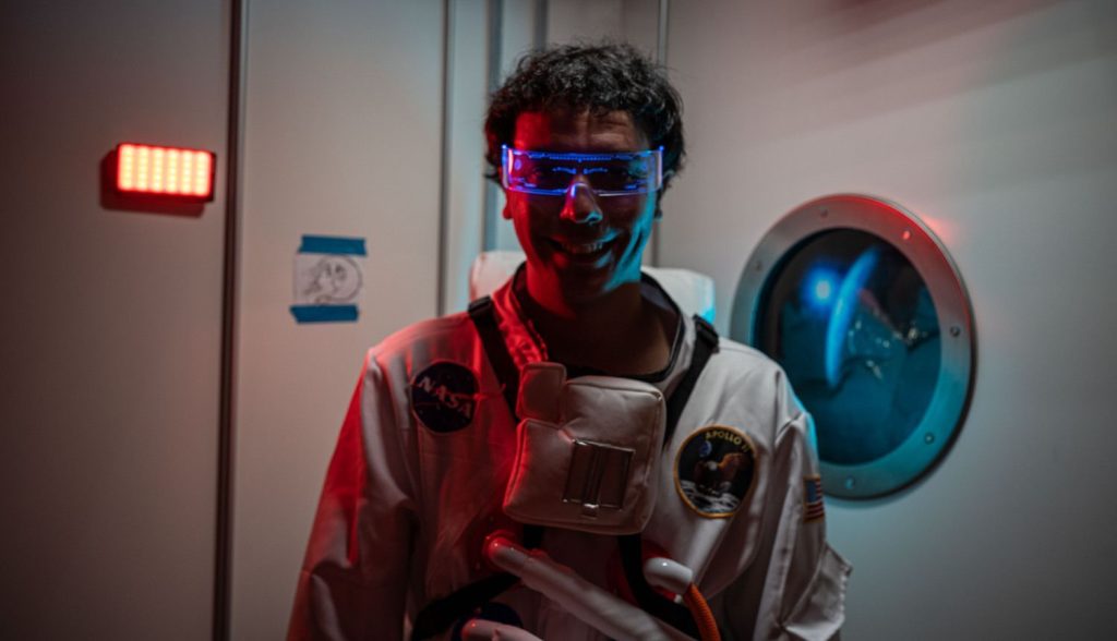 “Il primo bacio sulla Luna”, il singolo di Marino Alberti che porta le relazioni sentimentali in un’altra dimensione