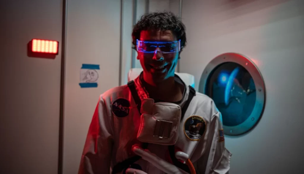 “Il primo bacio sulla Luna”, il singolo di Marino Alberti che porta le relazioni sentimentali in un’altra dimensione