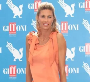 Un legame che ha segnato gli anni ’90 Prima di diventare una delle figure più note della televisione...