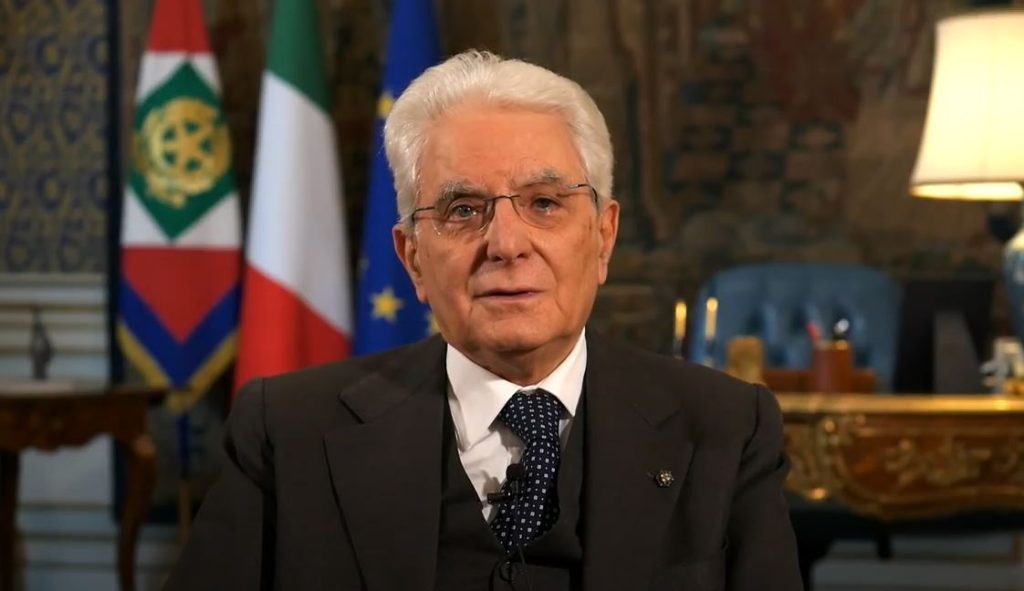 Mattarella: “Giovani, costruite il futuro con impegno e responsabilità nel messaggio di fine anno.”