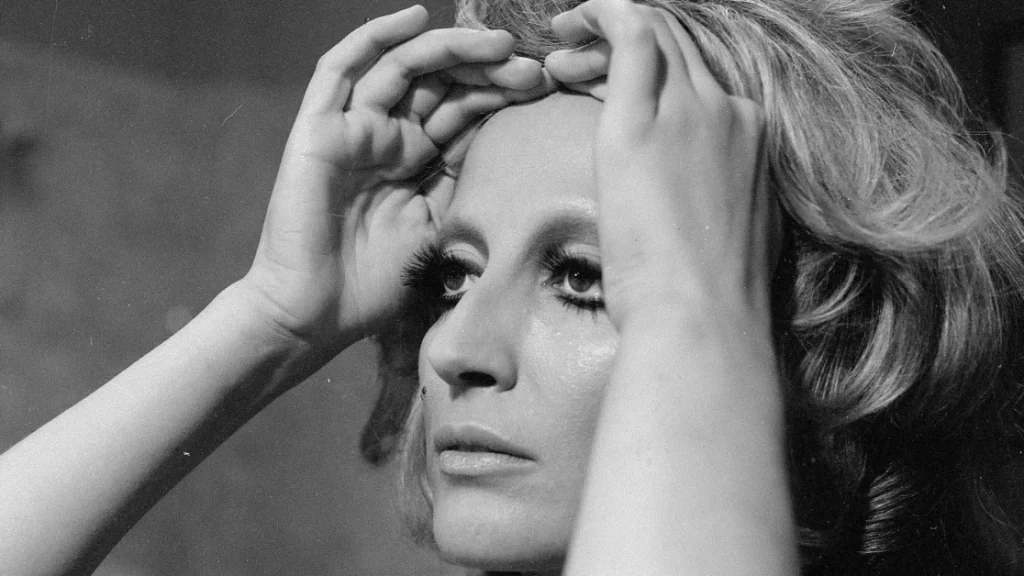 “Mi sei scoppiato dentro al cuore”: Mina celebra un classico senza tempo