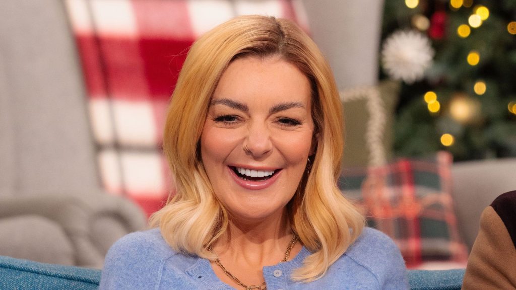 Sheridan Smith reinventa il cioccolato marrone con tocchi di blu, anticipando le tendenze stagionali.