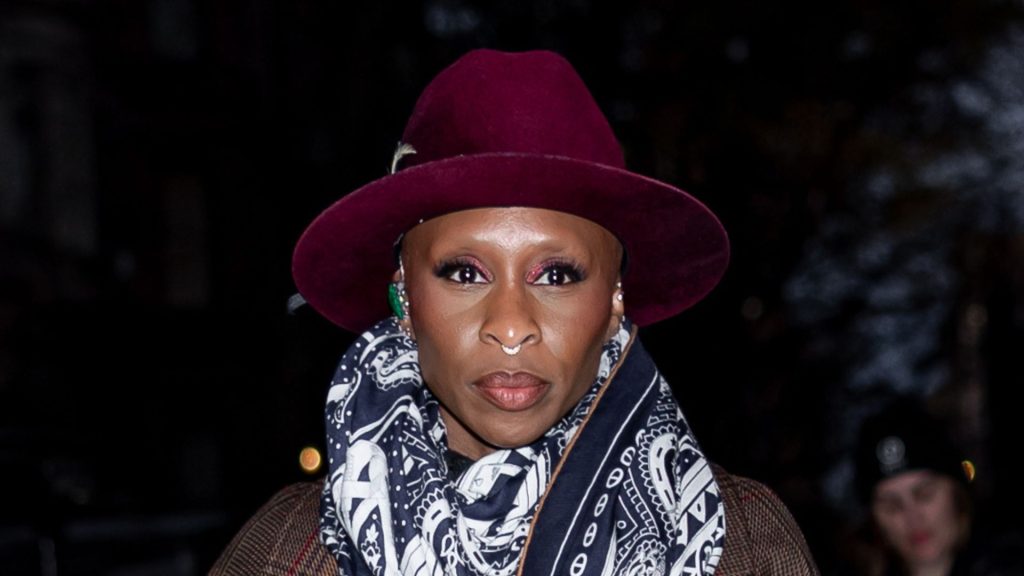 Cynthia Erivo adotta lo stile heritage con un sofisticato cappotto a quadri.