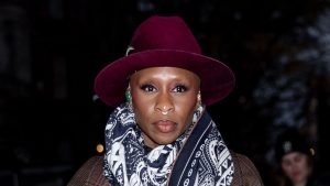 Cynthia Erivo adotta lo stile heritage con un sofisticato cappotto a quadri.