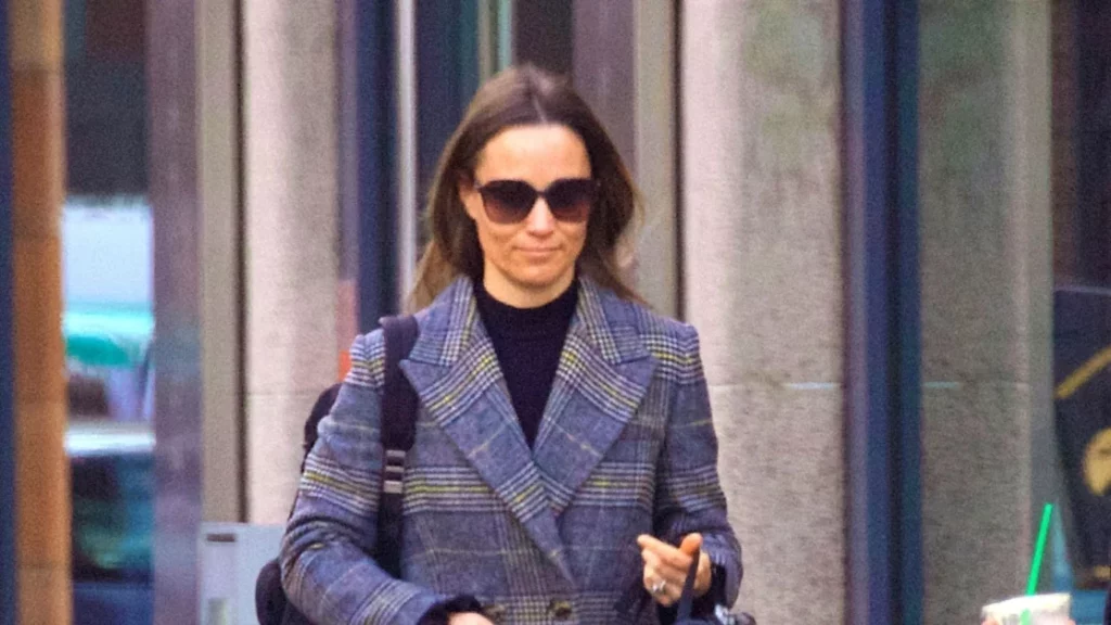 Il cappotto a quadri di Pippa Middleton: eleganza senza tempo per l’outerwear.