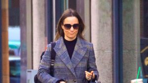 Il cappotto a quadri di Pippa Middleton: eleganza senza tempo per l’outerwear.