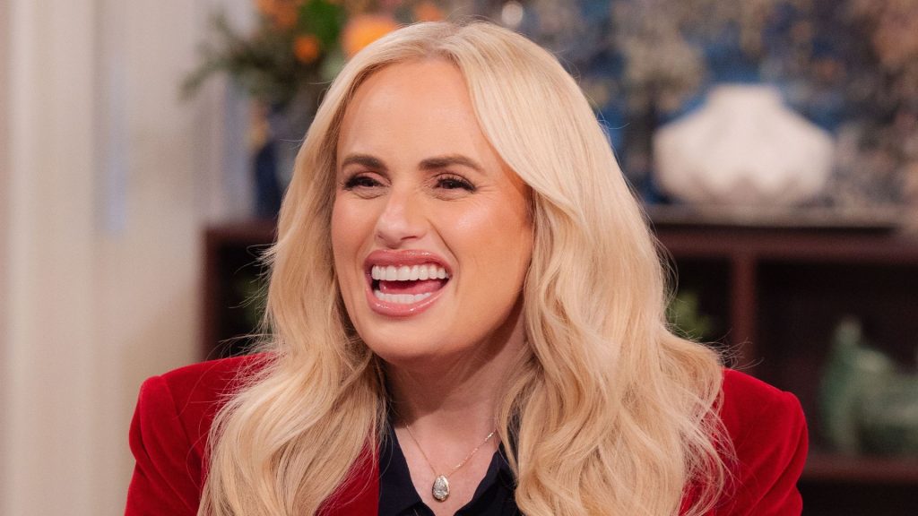 Rebel Wilson lancia il completo in velluto: il must-have per le feste di quest’anno!