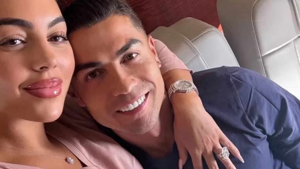 Georgina Rodriguez: ‘Ronaldo? L’anello è solo un gesto minimale’ continua a sorprendere.