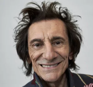 Nel 1975, Ronald David “Ronnie” Wood, all’epoca chitarrista dei Faces, accetta l’ingaggio per unirsi...
