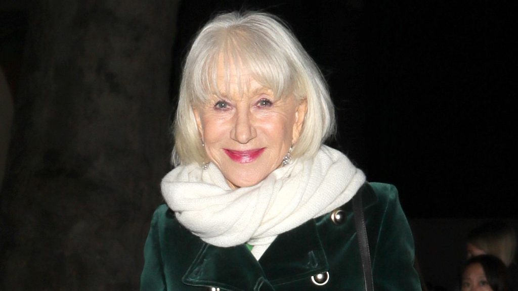 Il cappotto in velluto verde di Helen Mirren: un lusso che dura oltre il Natale.