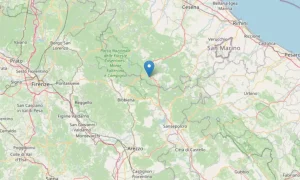 Sciame sismico colpisce la notte tra Romagna e Toscana: intensità e ripercussioni.