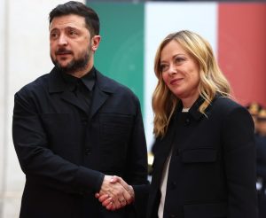 Il presidente ucraino Volodymyr Zelensky ha incontrato la presidente del Consiglio italiano, Giorgia...