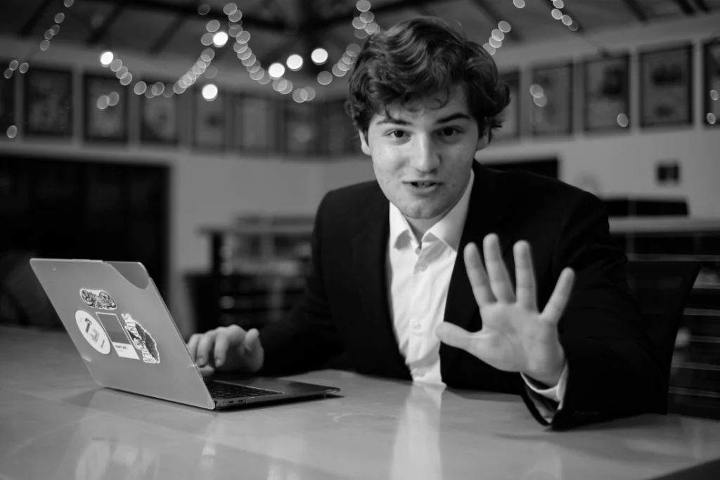 Theo Baker: Un Giornalista Fuori dagli Schemi Theo Baker è un giovane giornalista che ha attirato...