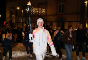 Milano-Cortina, Arisa accende la fiaccola olimpica a Potenza: emozione unica
