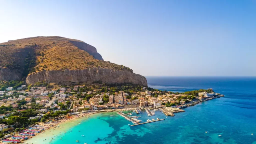 Giugno è il periodo perfetto per esplorare i caratteristici paesini collinari di Puglia e gli...