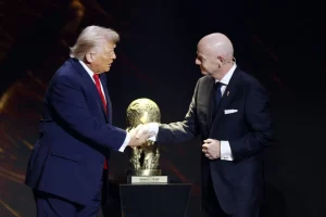 Donald Trump riceve il premio FIFA per la pace: “Il mondo è più sicuro oggi”.