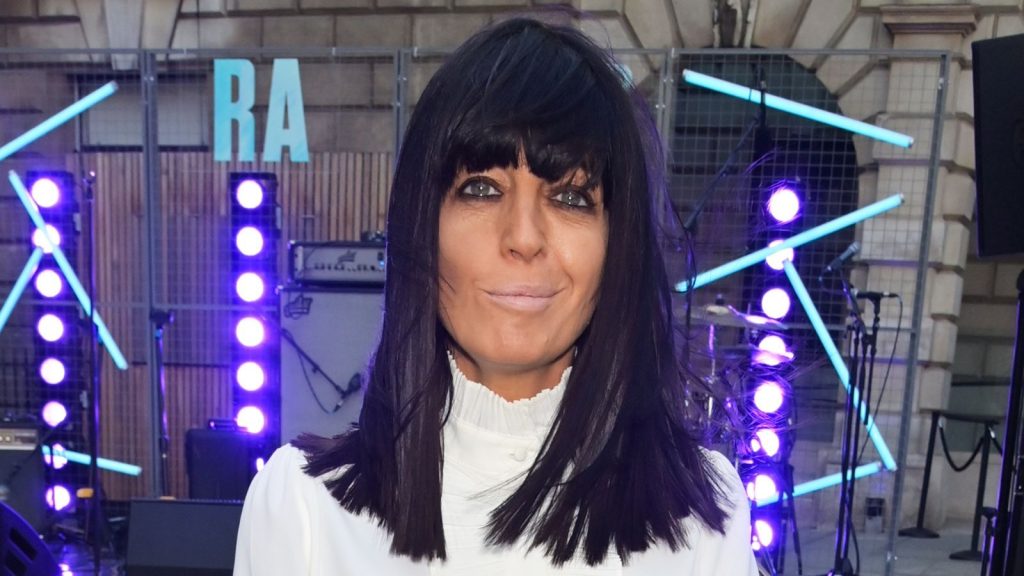 Stile Parigino di Claudia Winkleman: L’Outfit Perfetto per le Festività Natalizie