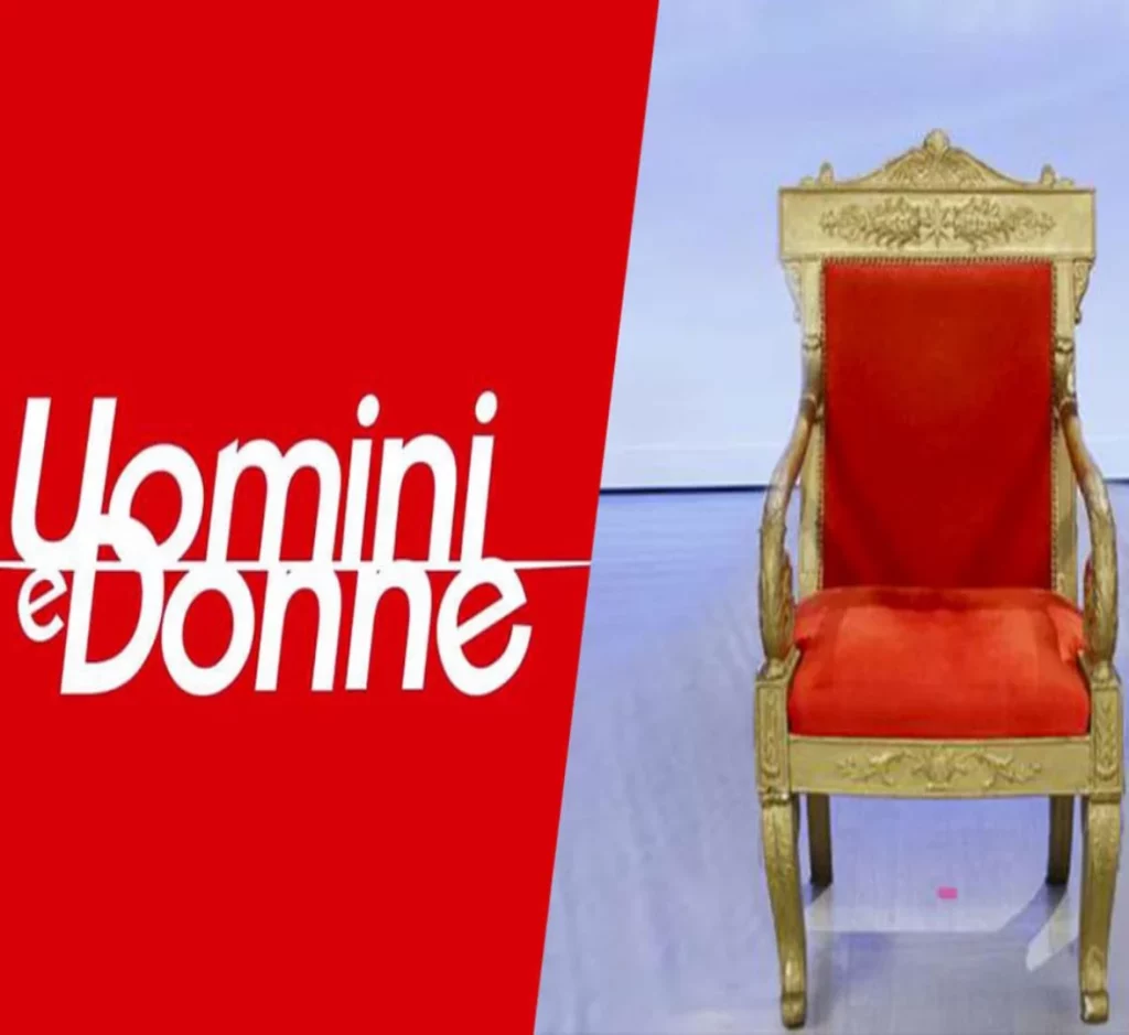Uomini e Donne: perché Maria De Filippi conduce seduta sui gradini?