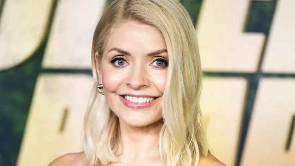 Holly Willoughby sostiene il trend impeccabile per le feste: un investimento da non perdere.