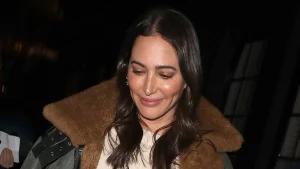 Lauren Silverman: l’outfit ideale di maglione e leggings per un comfort elegante questa stagione.