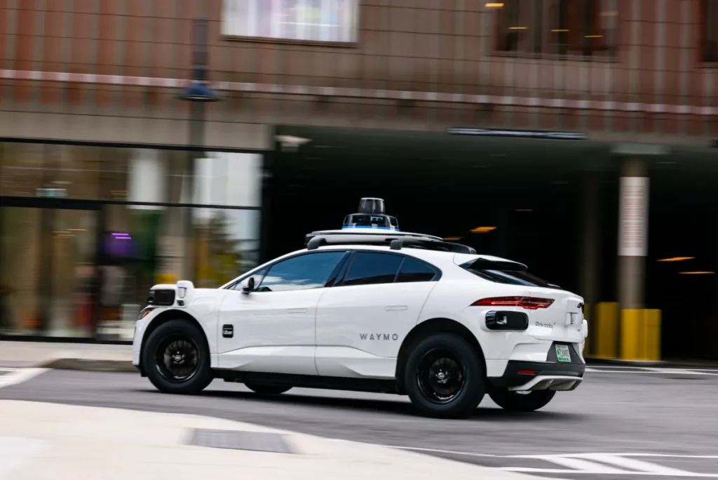 Feds indagano su Waymo per robotaxi che sorpassano ripetutamente i bus scolastici ad Austin.