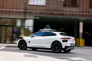 Feds indagano su Waymo per robotaxi che sorpassano ripetutamente i bus scolastici ad Austin.