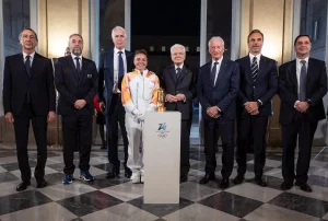 Fiamma olimpica Milano-Cortina 2026 arriva a Fiumicino, Mattarella riceve la consegna al Quirinale.