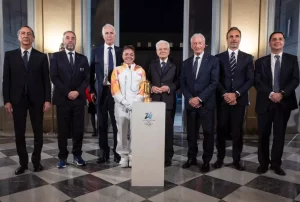 Fiamma olimpica Milano-Cortina 2026 arriva a Fiumicino, Mattarella riceve la consegna al Quirinale.