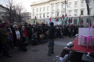 Applausi per Segre Prima della Scala, proteste dei lavoratori dello spettacolo fuori