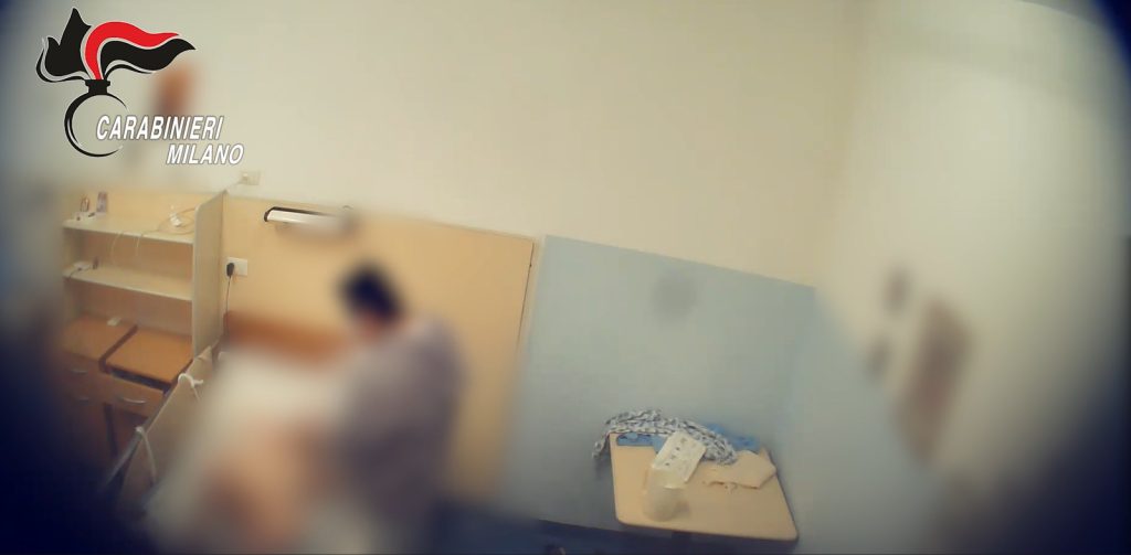Violenza sessuale e maltrattamenti in Rsa: 46enne agli arresti domiciliari nel Milanese.